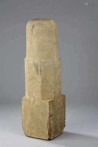 Lingam, symbole phallique de Shiva. Pierre grès beige. Cambodge. Khmer. Angkor Vat.   12 ème siècle.  Ht 45cm.