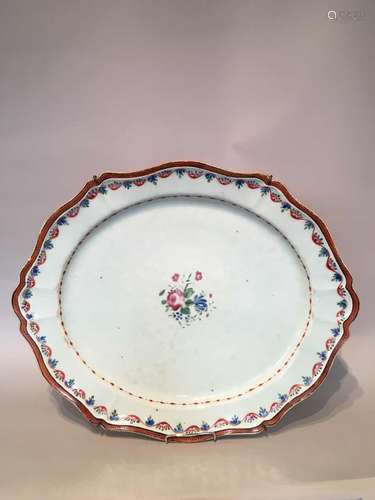 Large plat à   marli polylobé en porcelaine famille rose décoré en émaux   polychrome sur couverte blanche de motifs floraux. Chine. Dynastie Qing. 18 ème siècle. 50cm x 41cm.