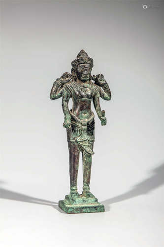 Vishnu debout dans une posture hiératique vêtu d'un sampot court   coiffé d'une tiare portant les attributs de ses   quatre mains. Bronze de fouille à patine brune et   verte. Cambodge. Khmer. Angkor Vat. 12 ème à 13 ème siècle.  19cm.