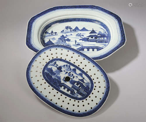 Plat égouttoir à asperges de la Compagnie des Indes comprenant deux éléments en porcelaine bleu blanc à décor de paysage lacustre. Chine. 18 ème siècle.Fel. 43,5x35cm.