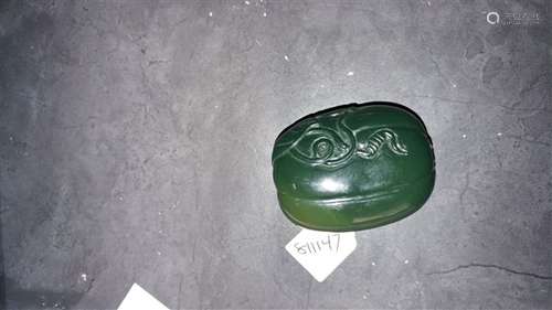 A DEICATE GREEN JADE CARVED SNUFF BOTTLE