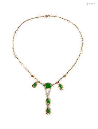 A FINE GOLD NECKLACE WITH JADE PENDANT