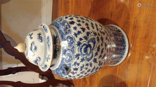 18TH CENTURY BLUE AND WHITE BALUSTER JAR WITH LID