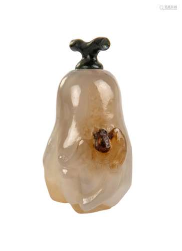 A FINELY CARVED AGATE SNUFF BOTTLE