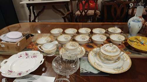 A DELICATE PORCELAIN DINING SET