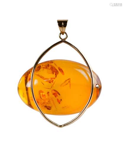 A NATURAL AMBER PENDANT