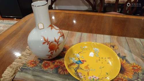 A PAIR OF CHINESE PORCELAIN VASE AND PLATE