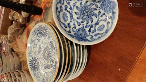 A SET OF 10 CHINESE BLUE AND WHITE DISHES
