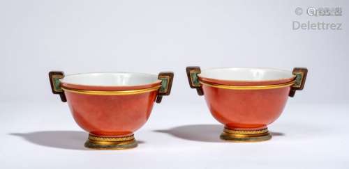 Chine, XIXe siècle Paire de coupes en porcelaine e...