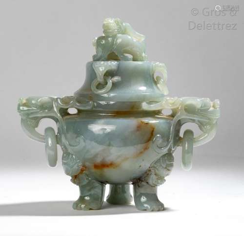 Chine, vers 1930 Vase tripode couvert en agate gri...