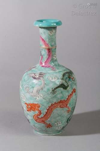 Chine Vase balustre en porcelaine et émaux de la f...