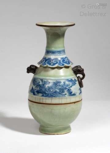 Chine, XIXe siècle Vase piriforme en porcelaine et...