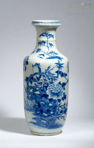 Chine, vers 1920 Vase rouleau en porcelaine bleu b...