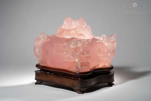 Chine, XXe siècle Vase couvert en quartz rose, scu...