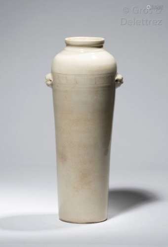 Chine, XVIIIe siècle Vase cylindrique surmonté d'u...