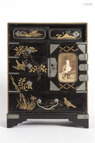 Japon, Cabinet en laque fin 19ème siècle H: 30 L: ...