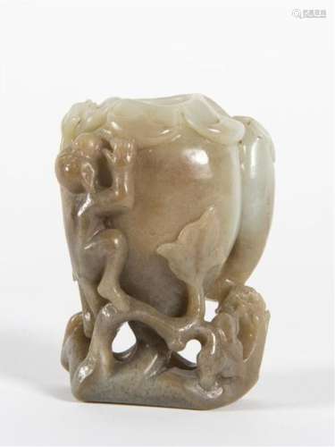 CHINE Petit vase en pierre jade sculpté à décor d'...