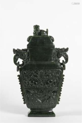 Chine, vase couvert de forme archaïque en jade nép...