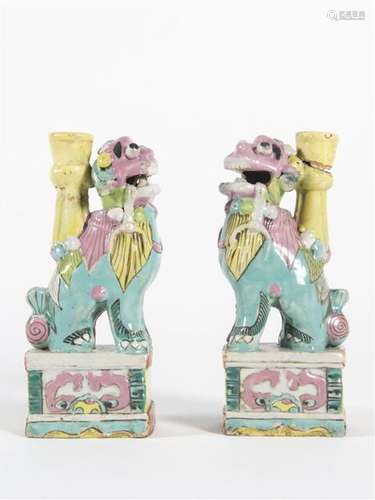 CHINE Paire de chiens de FO porte encens porcelain...