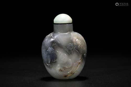 Chinese carved grey and white jade snuff bottle. 19th
