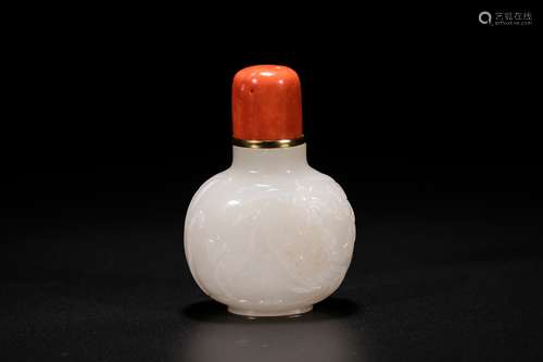 Chinese white jade snuff bottle with carved crabs