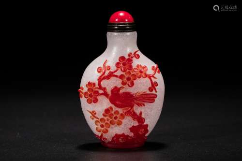 Chinese red overlay snowstorm glass snuff bottle.