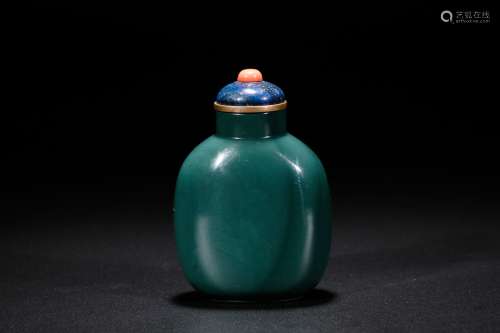 Chinese green agate snuff bottle. 19th Century.