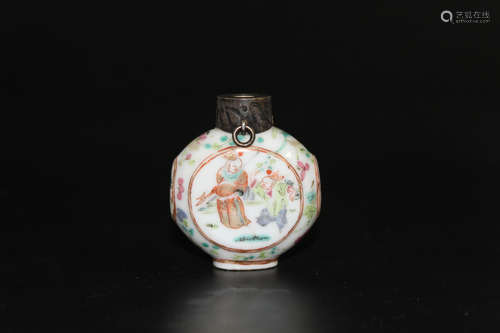 Chinese famille rose porcelain snuff bottle