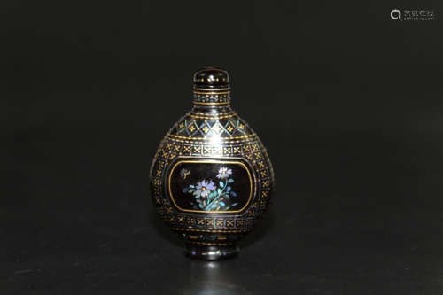 Japanese lacquered Snuff Bottle with mother-of-pearl