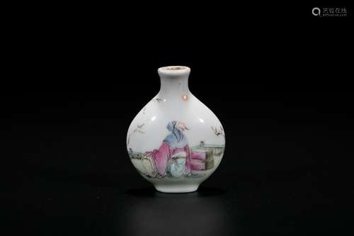 Chinese famille rose porcelain snuff bottle.