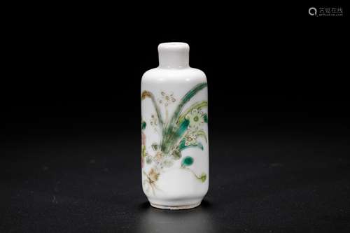 Chinese famille rose procelain snuff bottle. Republic