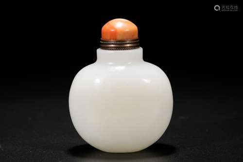 Chinese white jade snuff bottle. 18/19th century.