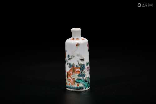 Chinese famille rose porcelan snuff bottle. Yongzheng