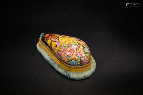 Chinese enamel on glass snuff bottle. 19th Century.