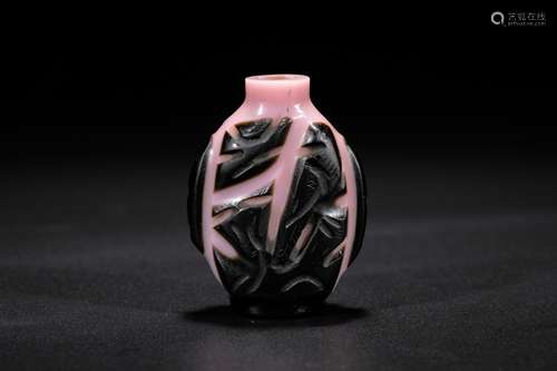 Chinese two-color glass snuff bottle.