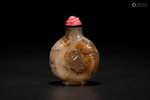 Chinese carved shadow agate snuff bottle. 19th century.