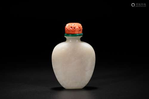 Chinese white jade snuff bottle. 18/19th century.