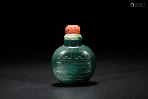 Chinese green agate snuff bottle, 19th Century.