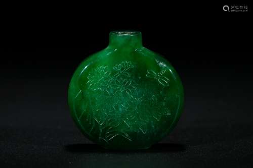 Chinese carved jadeite snuff bottle. Qing dynasty.