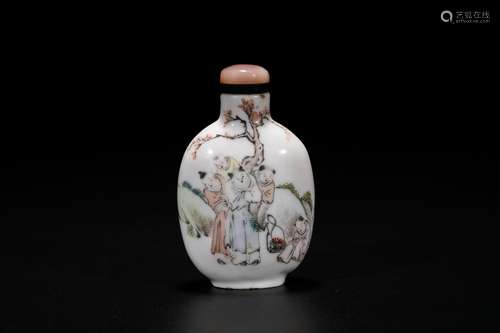 Chinese painted porcelain snuff bottle.