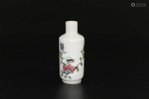 Chinese famille rose porcelain snuff bottle