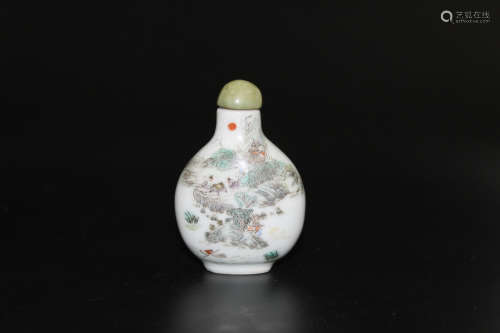 Chinese famille rose porcelain snuff bottle