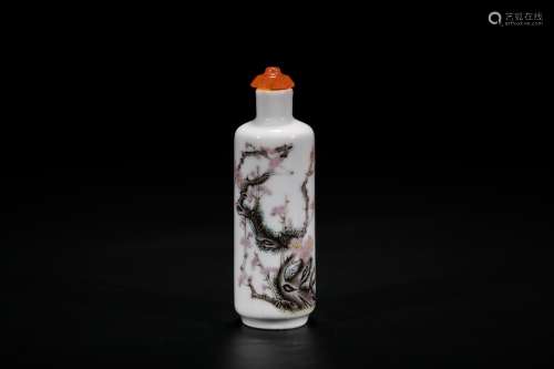 Chinese famille rose porcelan snuff bottle with cherry