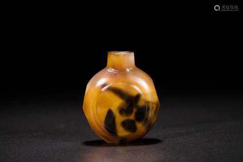 A yellow glass snuff bottle.