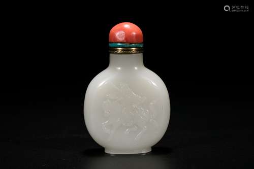 Chinese carved white jade snuff bottle. 19th Century.