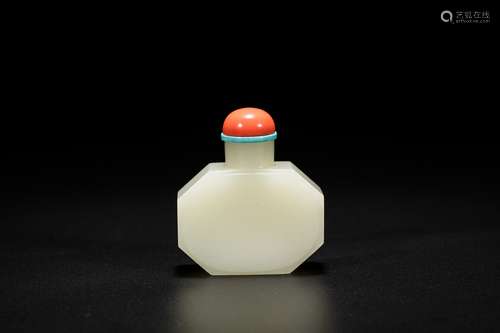 Chinese octagon white jade snuff bottle. 19th Century