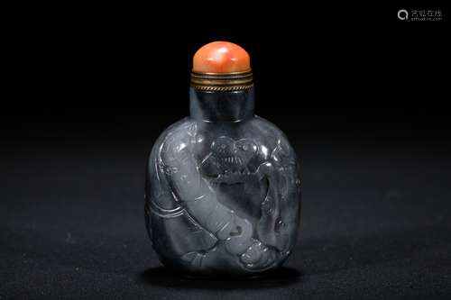 Chinese carved black and white jade snuff bottle.