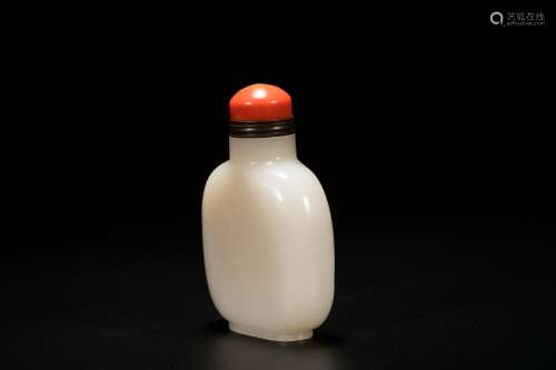 Chinese carved white jade snuff bottle.