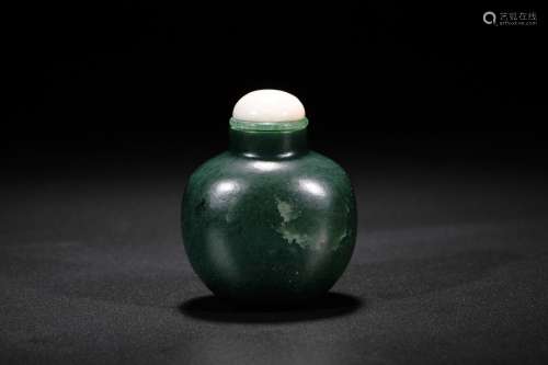 Chinese spinach jade snuff bottle. 19th Century.