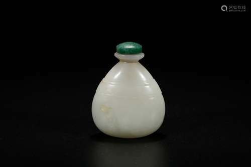 Chinese white jade snuff bottle, 19th Century.